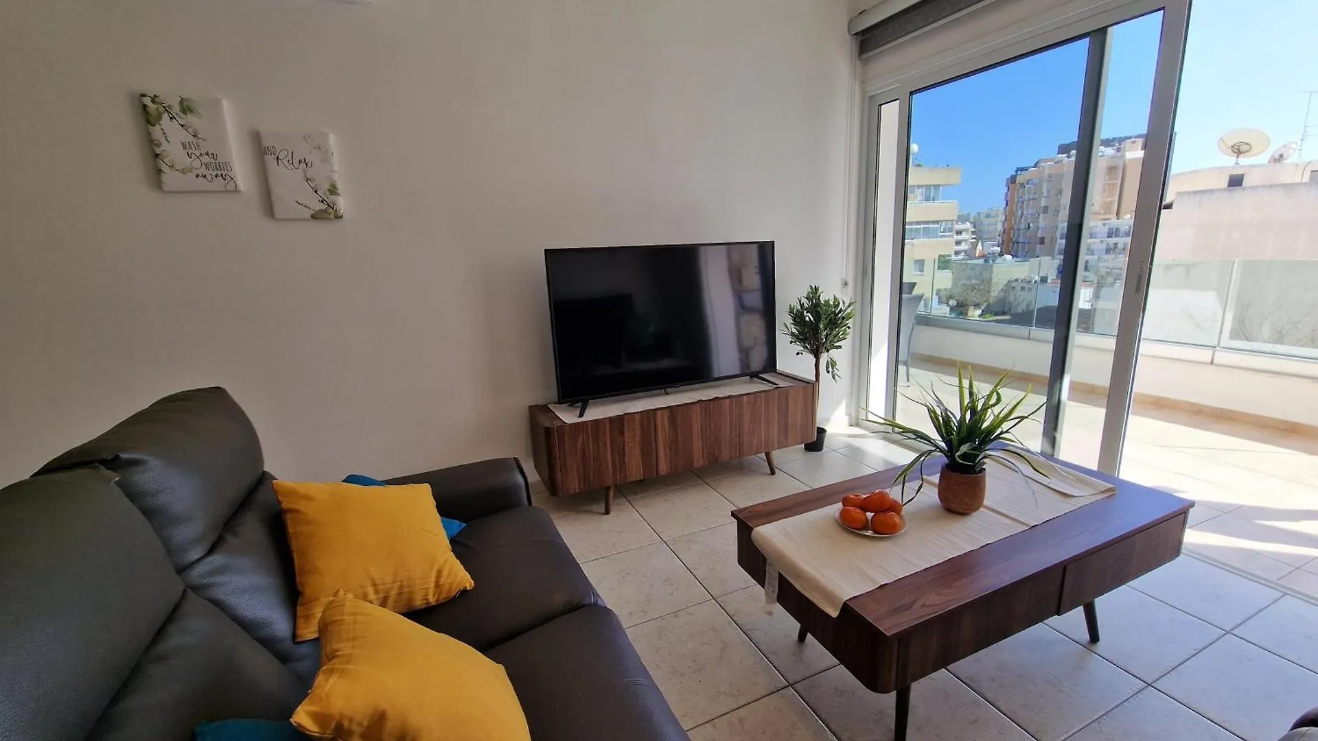 Tropical Paradise 200M From Finikoudes Beach Larnaca Apartment