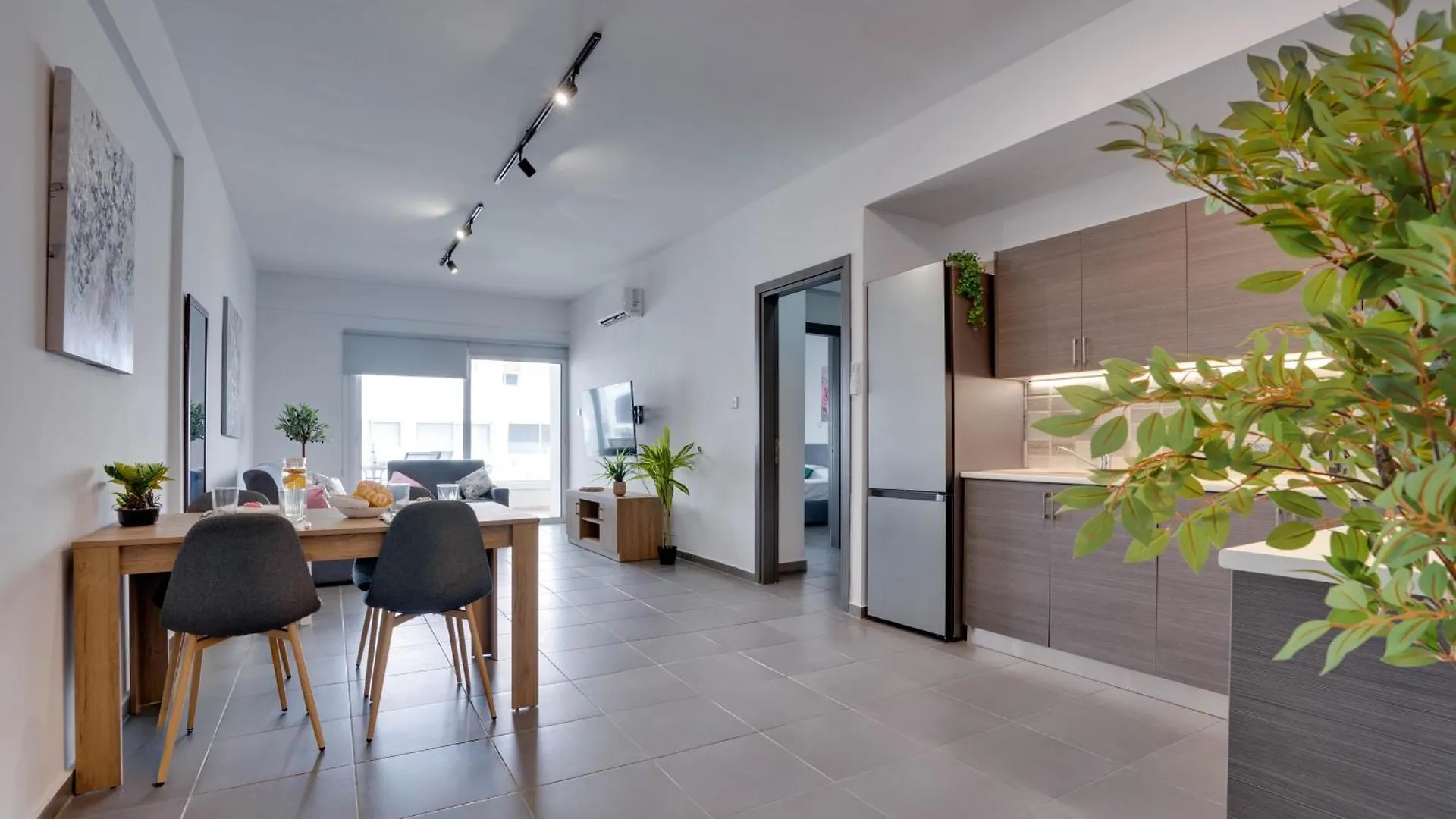 Tropical Paradise 200M From Finikoudes Beach Larnaca Apartment